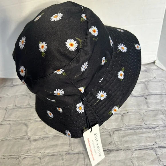 ALICE + OLIVIA BY STACEY BENDET REVERSIBLE DAISY WOMEN’S BUCKET - Picture 2 of 7
